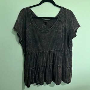 Babydoll style tshirt with scoop neck. Flowy & adorable with black skinny jeans